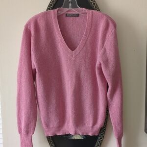Baby alpaca cozy Pink V-Neck Sweater with Ribbed Detailing